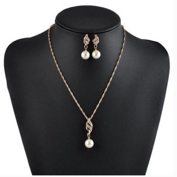 2/20$: White Pearl Necklace and Earrings Gold Set - Picture 1 of 2